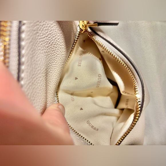 Guess cross body purse. - Picture 4 of 9